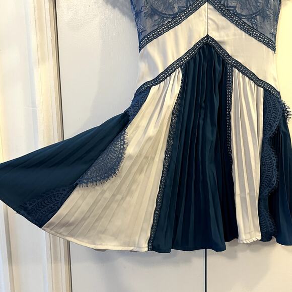 Self Portrait Lace Panel Pleated Blue Mini Dress size 4 CL - Picture 5 of 7